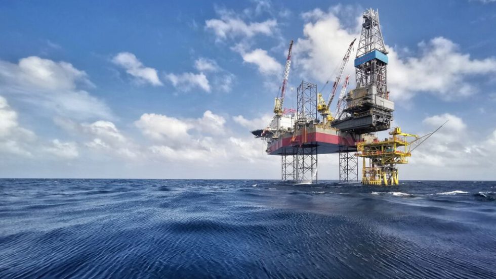 petrelaio oil rig